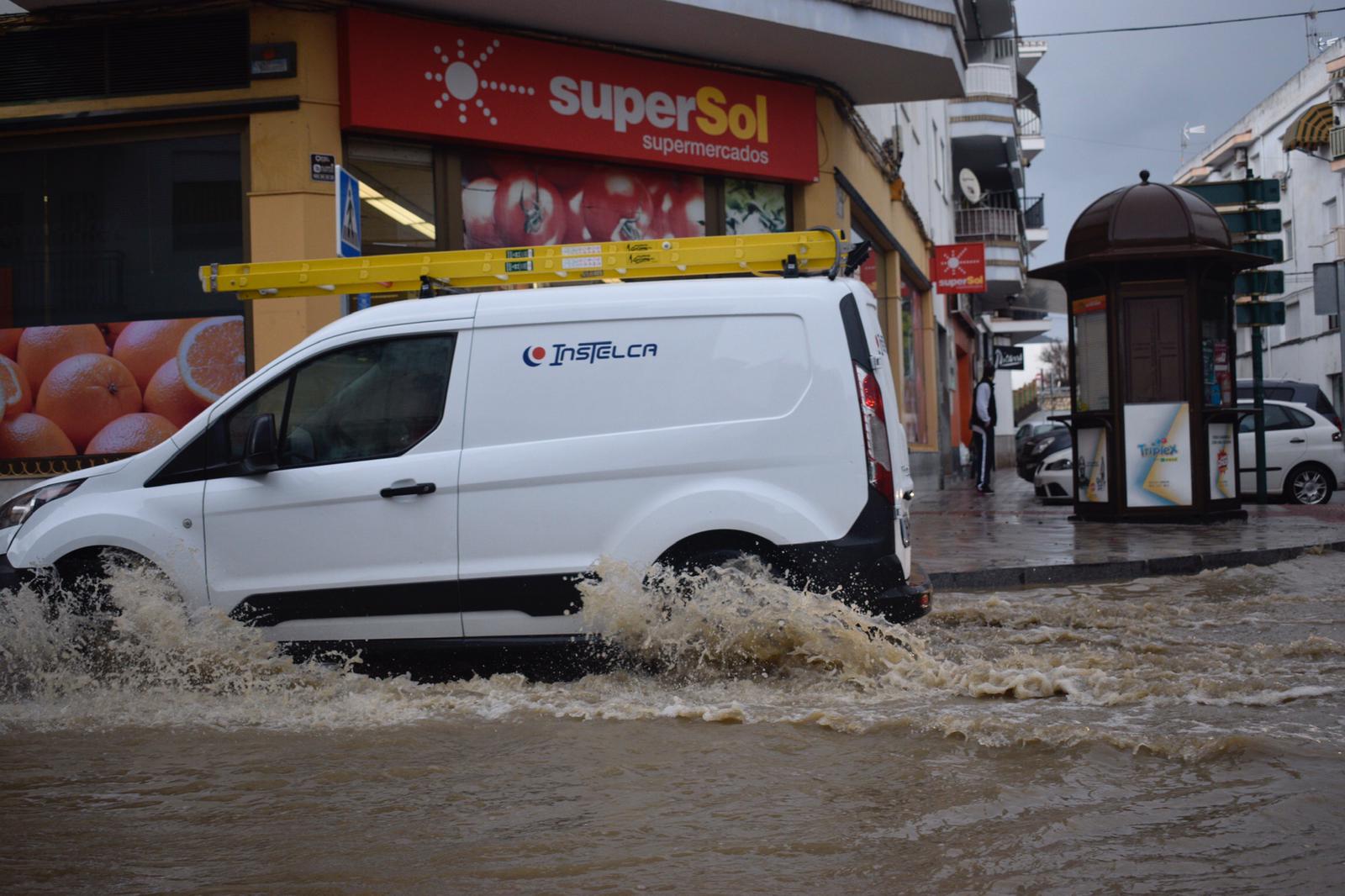 La lluvia inunda las calles de la localidad