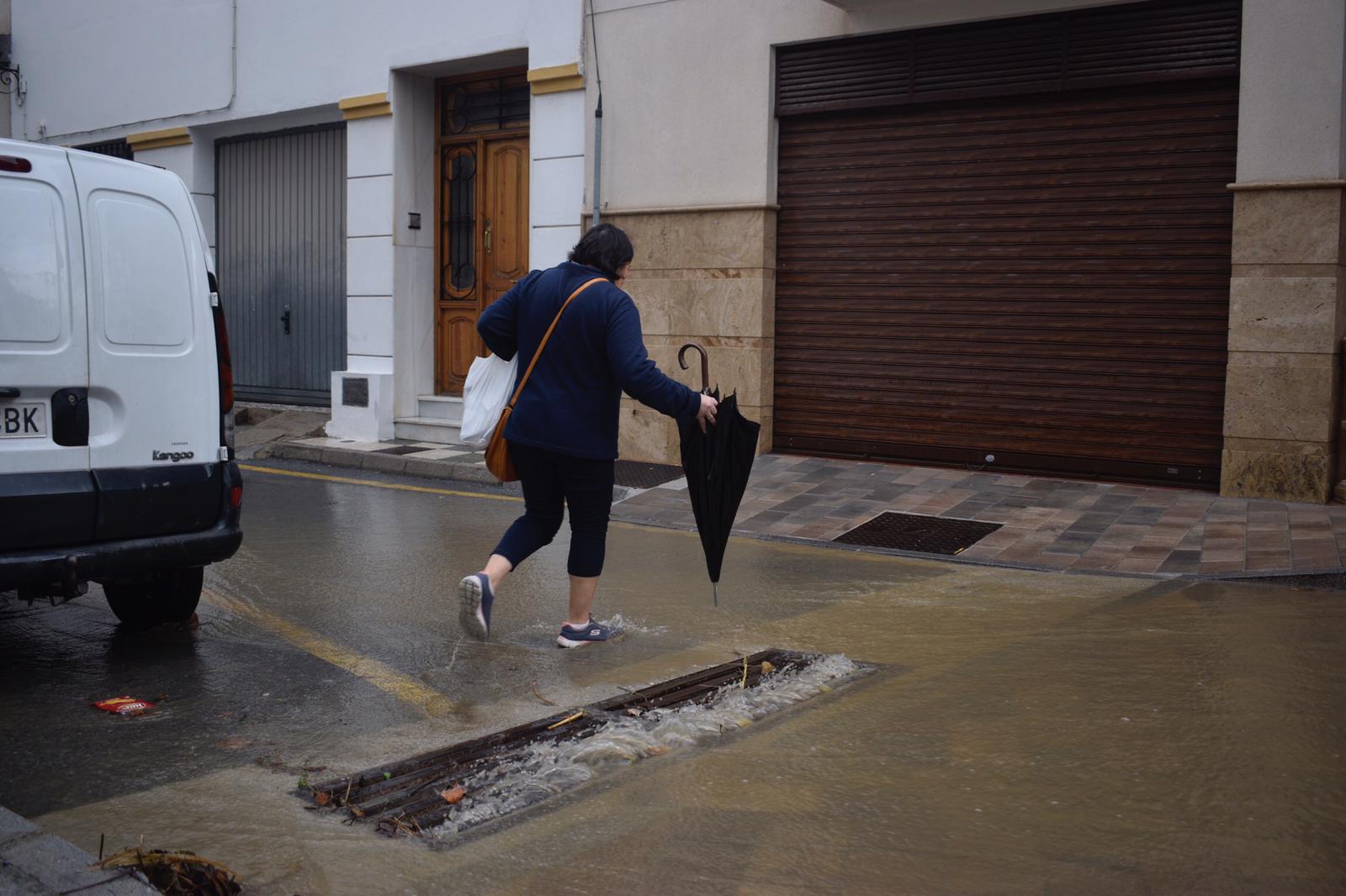 La lluvia inunda las calles de la localidad