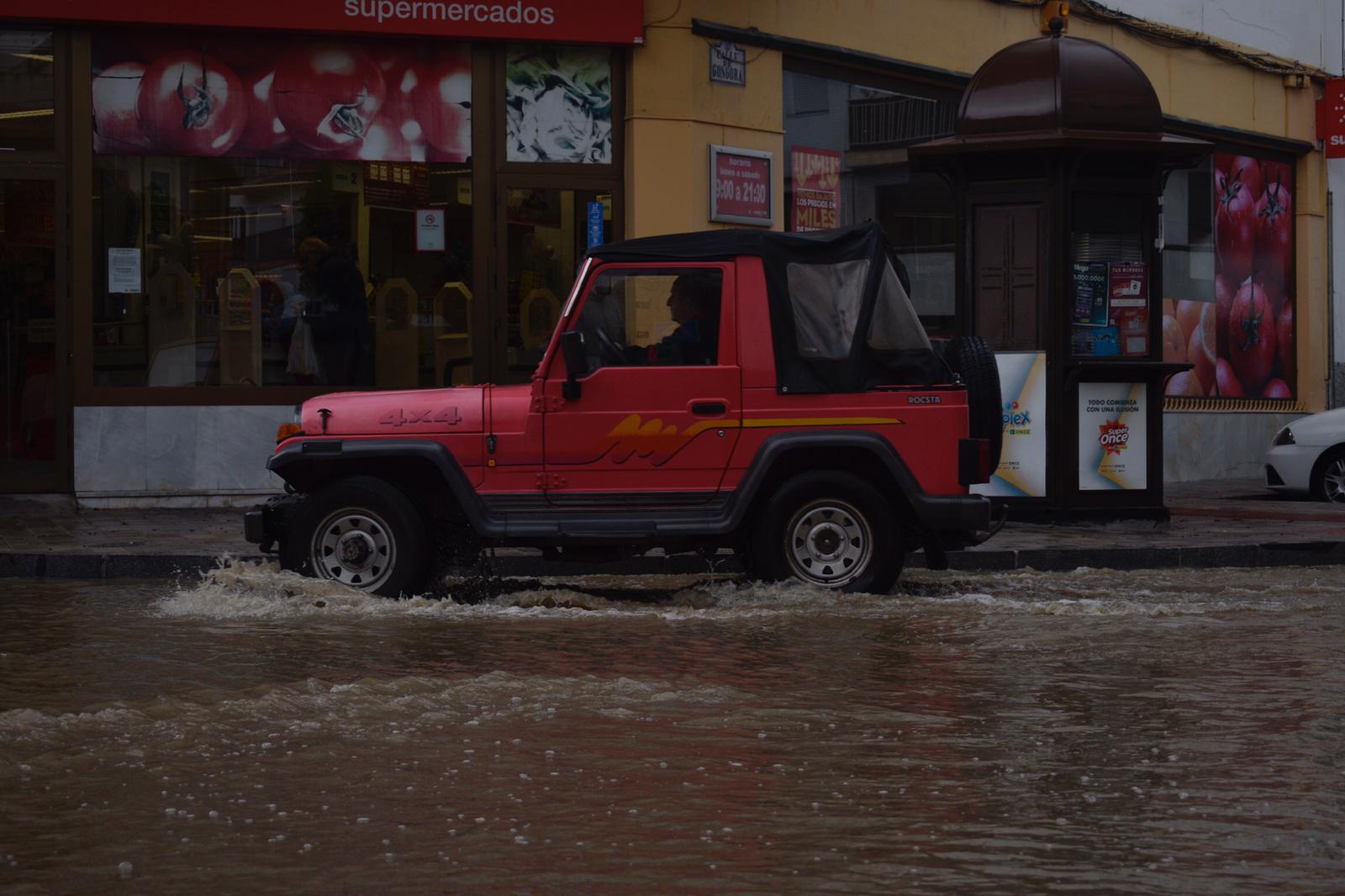 La lluvia inunda las calles de la localidad