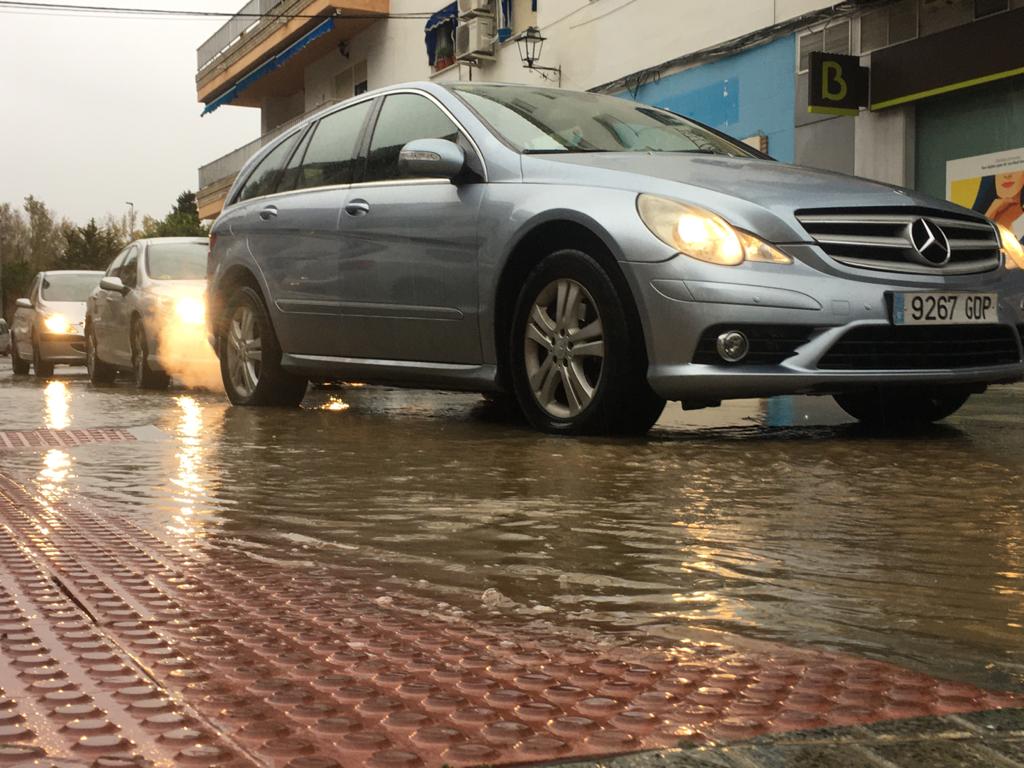 La lluvia inunda las calles de la localidad