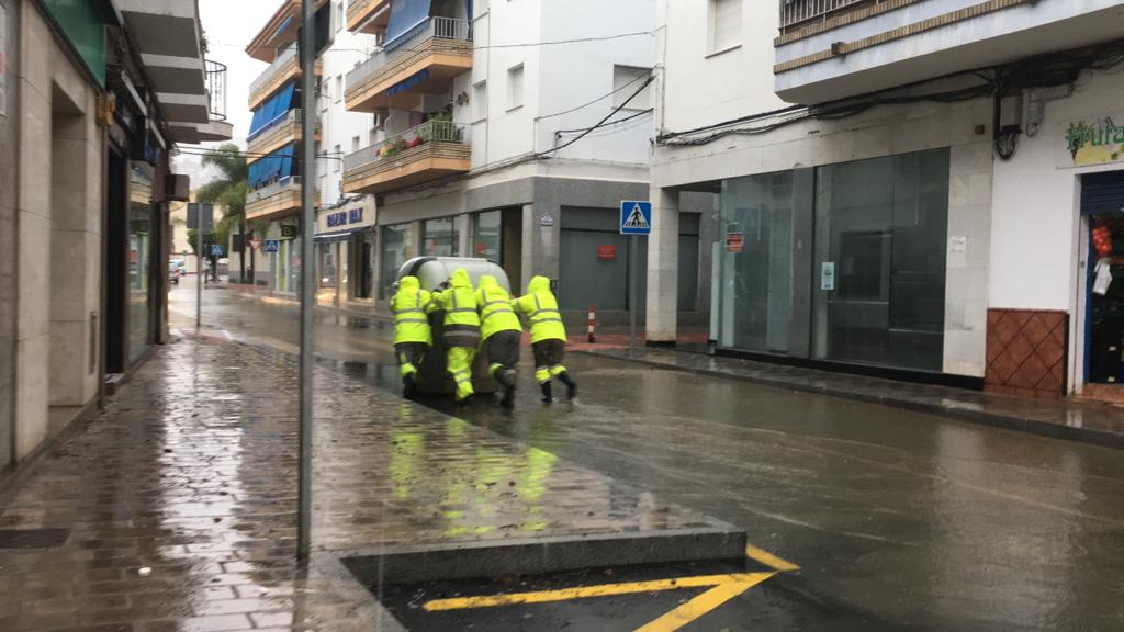 La lluvia inunda las calles de la localidad