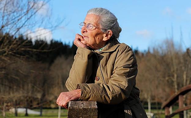 Imagen principal - Benedicta fotografiada en San Fiz de Paradela (Lugo), con su Goya a mejor actriz revelación por 'Lo que arde' y de joven, cuando trabajaba como fotógrafa en Río de Janeiro.