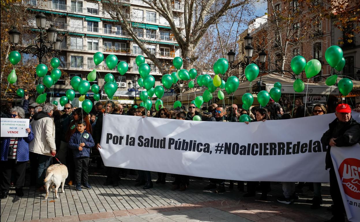 Así ha sido la manifestación de la marea blanca esta mañana en Granada.