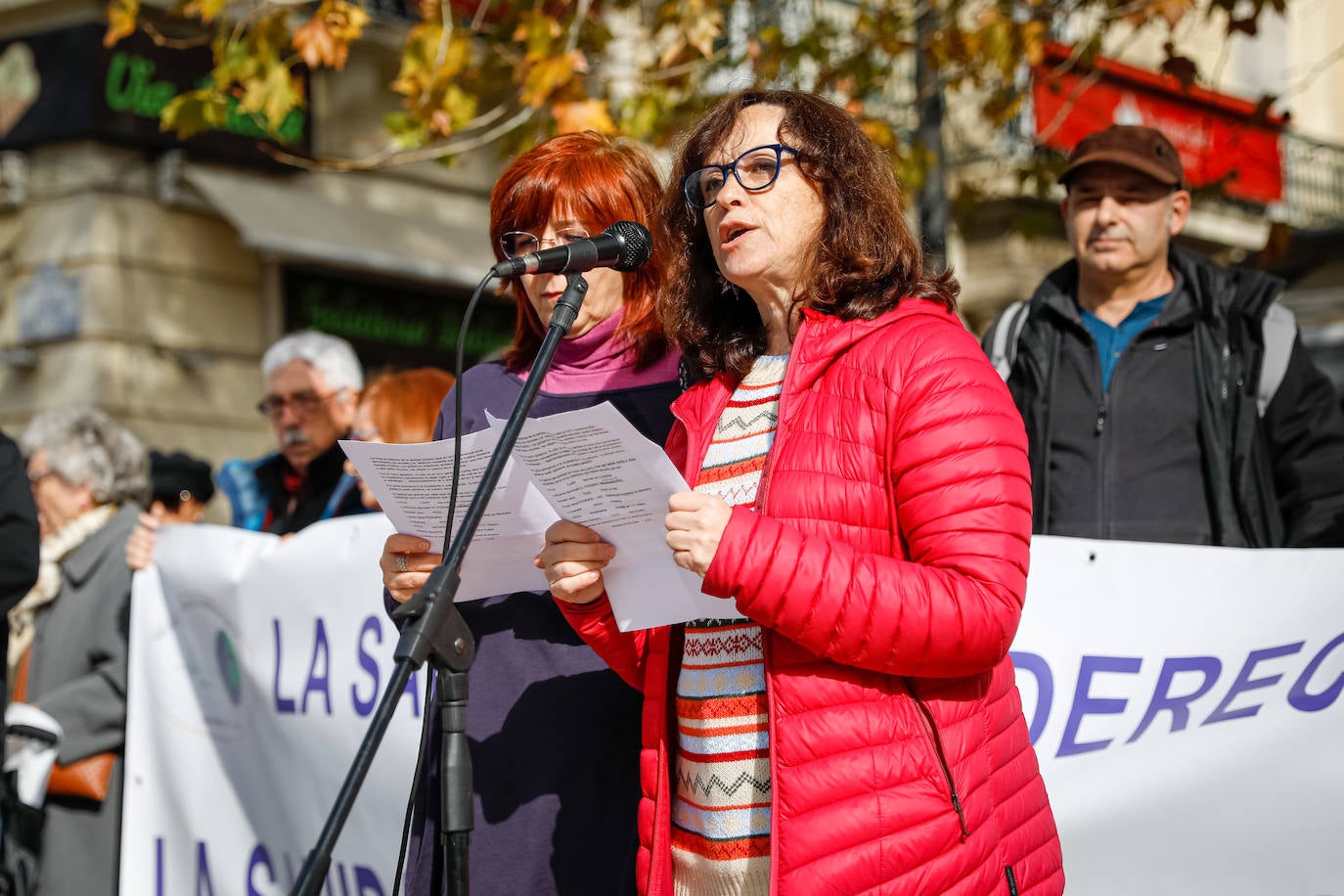 La absorcion de la Escuela Andaluza de Salud Publica toma protagonismo en la concentración que han secundado 400 ciudadanos