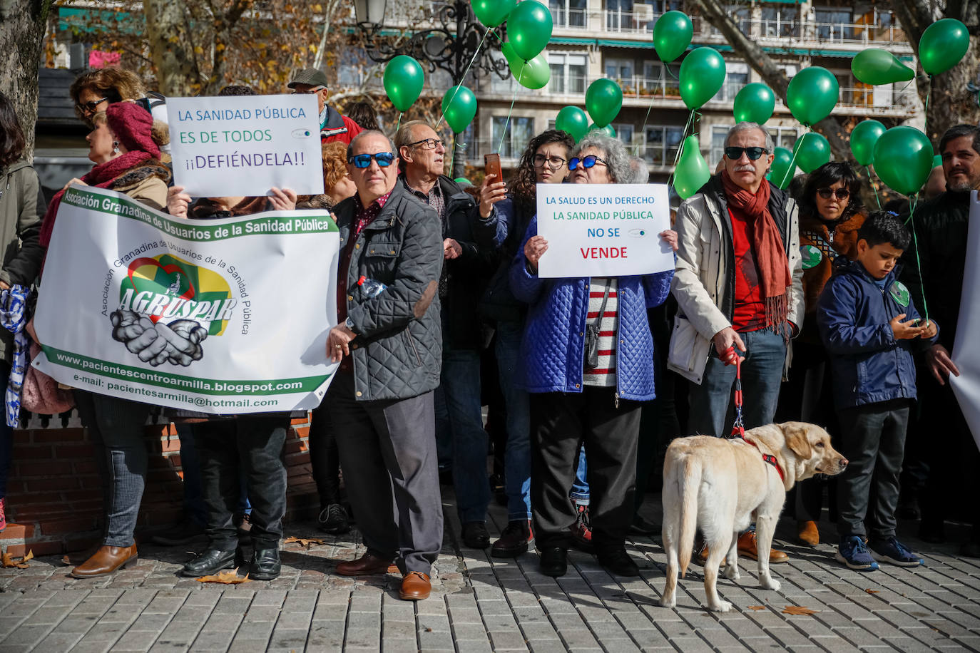 La absorcion de la Escuela Andaluza de Salud Publica toma protagonismo en la concentración que han secundado 400 ciudadanos