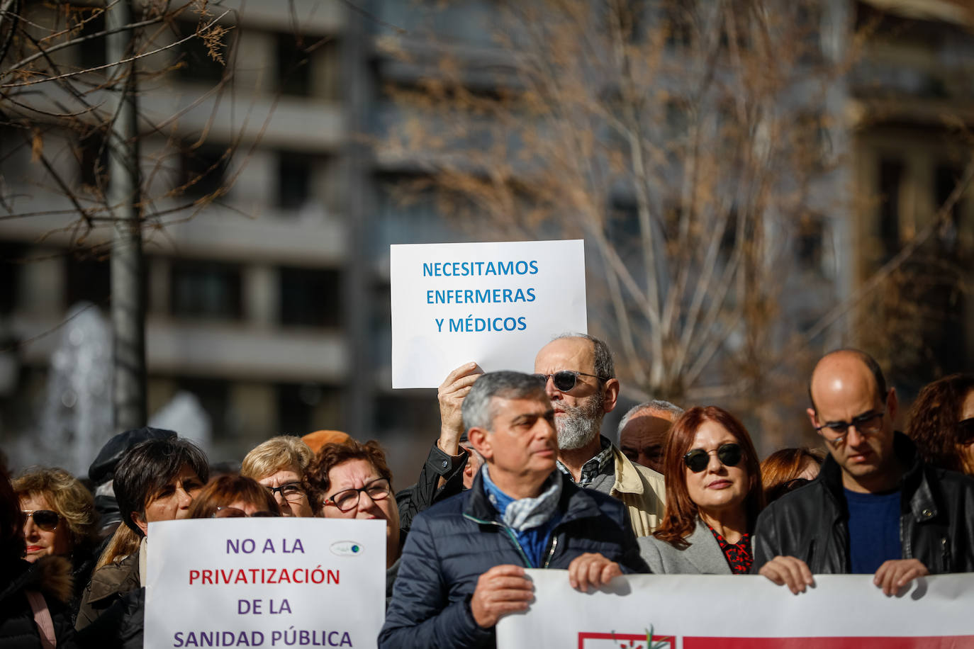 La absorcion de la Escuela Andaluza de Salud Publica toma protagonismo en la concentración que han secundado 400 ciudadanos