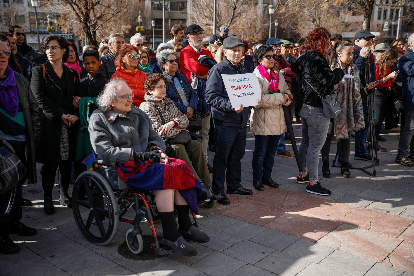 La absorcion de la Escuela Andaluza de Salud Publica toma protagonismo en la concentración que han secundado 400 ciudadanos