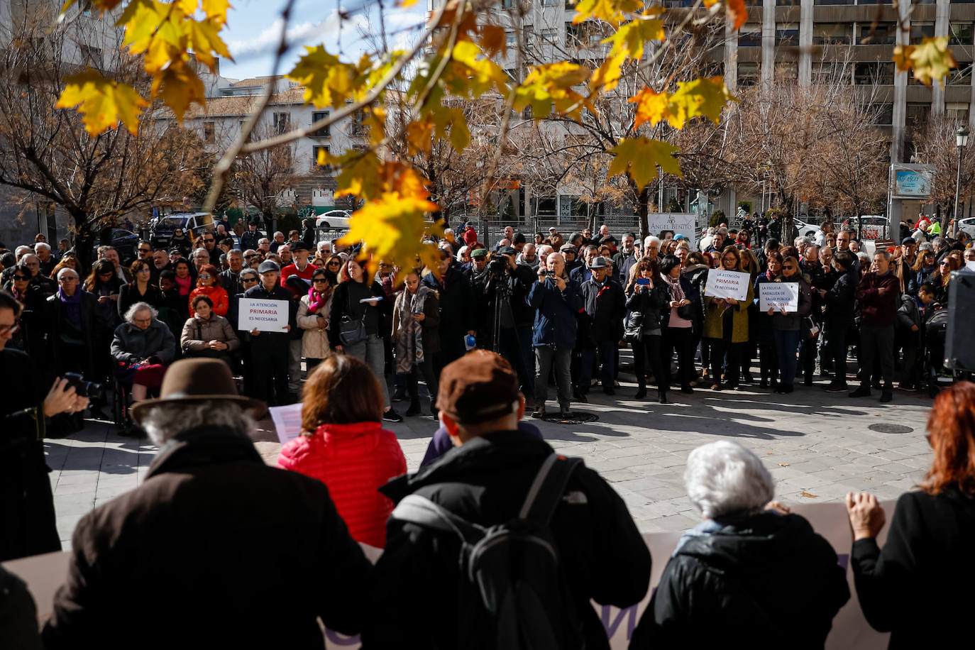 La absorcion de la Escuela Andaluza de Salud Publica toma protagonismo en la concentración que han secundado 400 ciudadanos