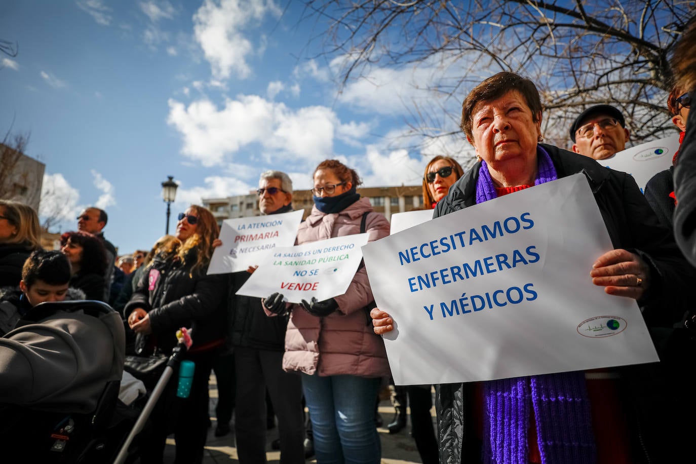 La absorcion de la Escuela Andaluza de Salud Publica toma protagonismo en la concentración que han secundado 400 ciudadanos