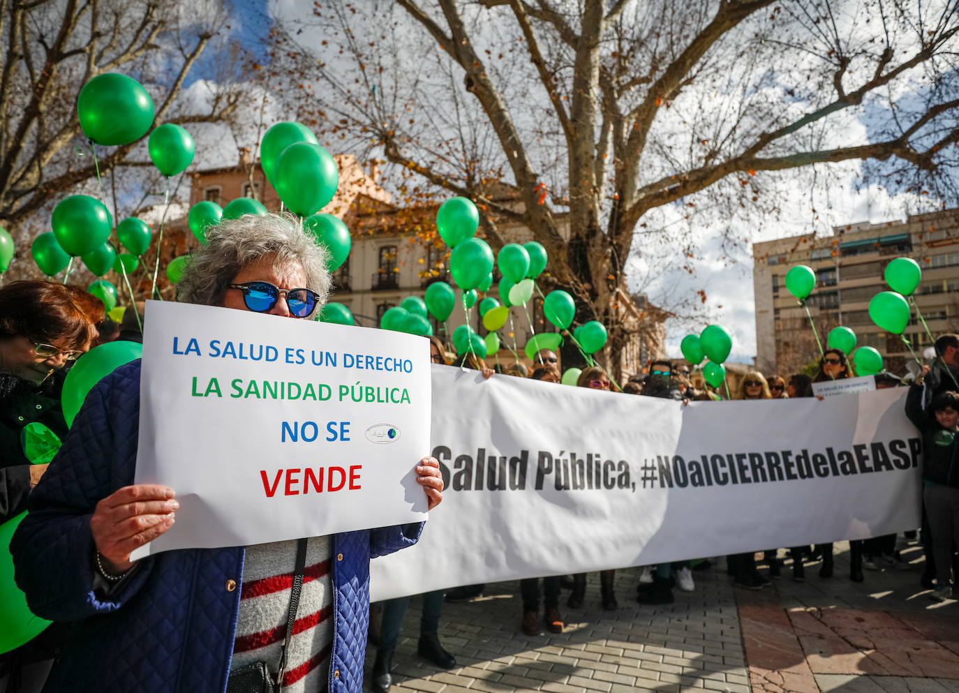 La absorcion de la Escuela Andaluza de Salud Publica toma protagonismo en la concentración que han secundado 400 ciudadanos
