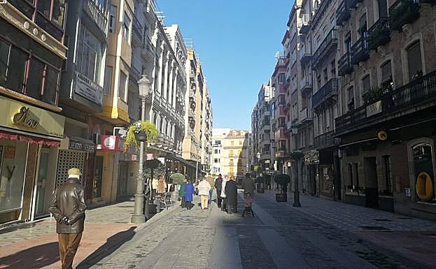 Vista de Bernabé Soriano, calle peatonal en la zona centro de Jaén capital. 