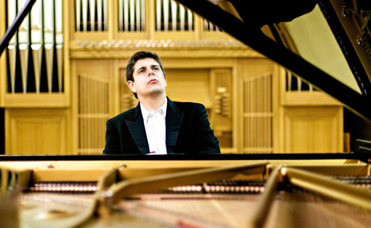 Perianes durante una actuación. 