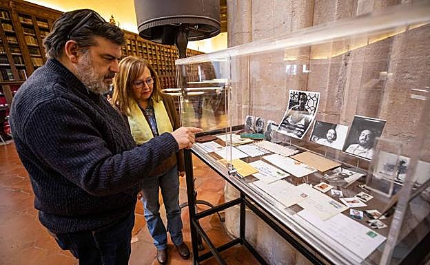 Alfonso Salazar e Inés del Álamo, ante una de las vitrinas.