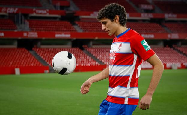 Jesús Vallejo, durante su presentación como jugador del Granada. 