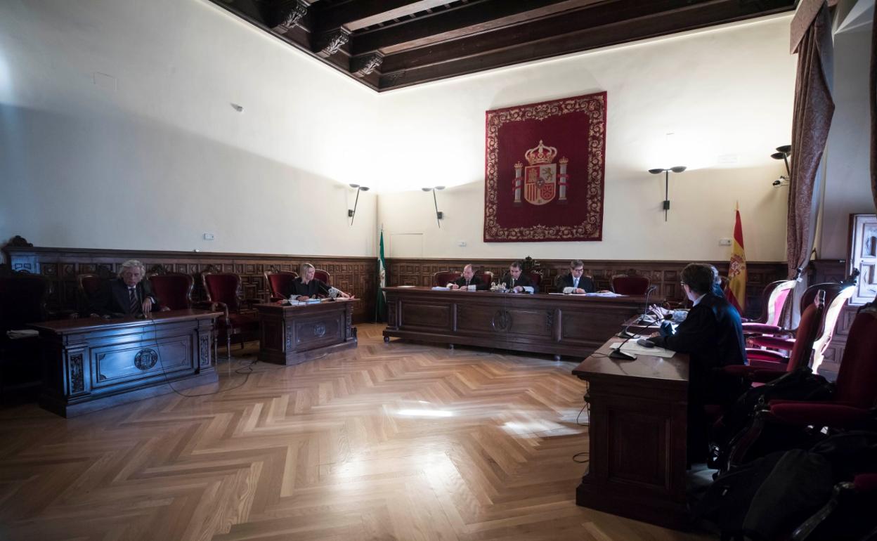 Los magistrados de la Sala de lo Penal, la fiscal y los abogados de la defensa y de la acusación particular, esta mañana en la Real Chancillería. 