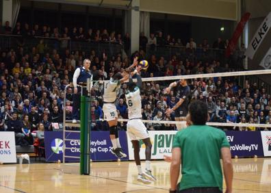 Imagen secundaria 1 - Arriba, Hage supera el triple bloqueo de Jimenez, Treial y Caics. Abajo a la izquierda, bloqueo almeriense en un pabellón lleno. Abajo a la derecha, Kukartsev supera a Graham y Giger. 