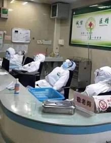 Imagen secundaria 2 - Coronavirus: las impactantes fotos de los médicos que están dando la vuelta al mundo