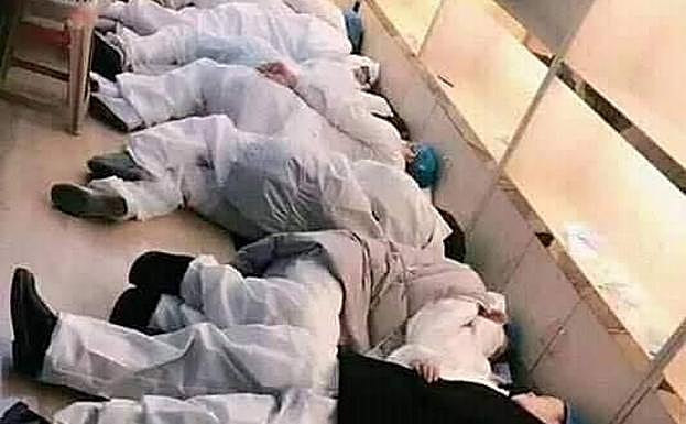 Imagen principal - Coronavirus: las impactantes fotos de los médicos que están dando la vuelta al mundo