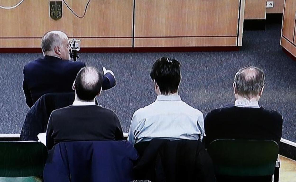 Imagen tomada de un televisor del presidente de la Liga de Fútbol Profesional (LaLiga), Javier Tebas, mientras declara en el Palacio de Justicia de Navarra. 