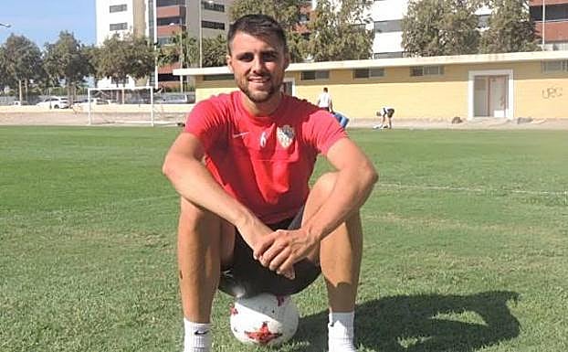 El fichaje del defensa Javi Pérez, que pasa del CD El Ejido al Huércal Overa CF, una de las últimas novedades.