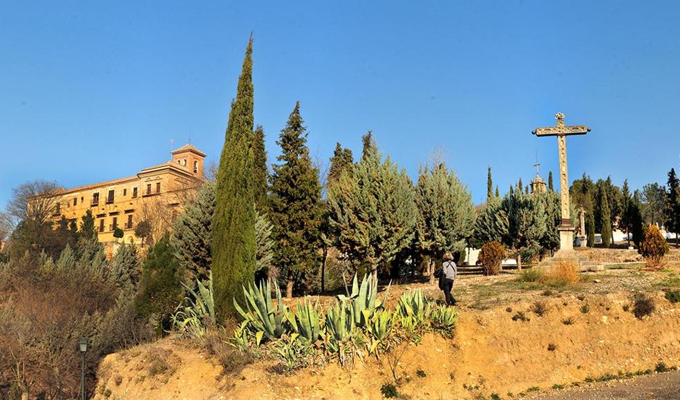 La cruz de los Soldados de la Alhambra, a la entrada de la Abadía 
