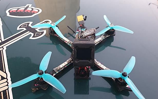 La Guardia Civil denuncia a tres jóvenes que pilotaban sus drones en el espacio aéreo controlado del aeropuerto de Granada