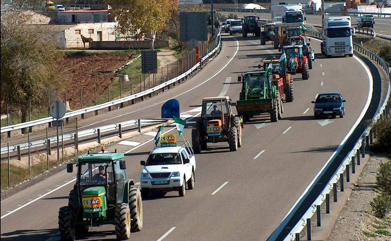 Tractores circulan por la A-4 a su paso por Andújar en una protesta anterior en una imagen de archivo. ::