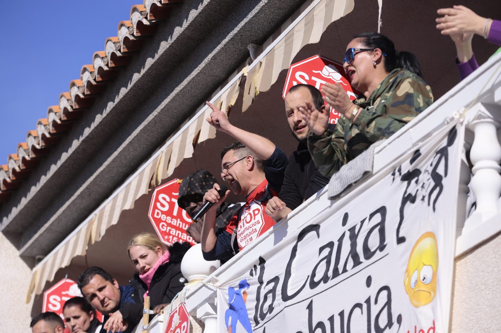 Ana Mari tiene 34 años y vive en La Herradura junto a su hijo de 13 y su madre de 55. Hace tres décadas que residen en una vivienda heredada de sus abuelos. Pero están a punto de quedarse en la calle