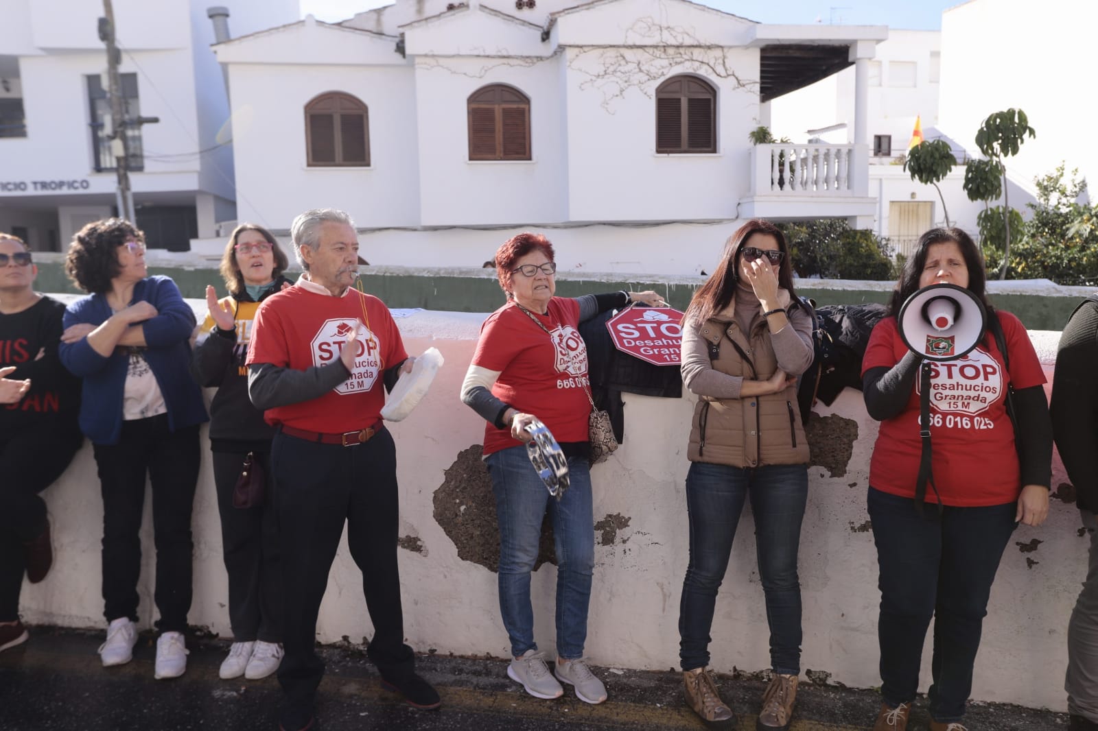 Ana Mari tiene 34 años y vive en La Herradura junto a su hijo de 13 y su madre de 55. Hace tres décadas que residen en una vivienda heredada de sus abuelos. Pero están a punto de quedarse en la calle