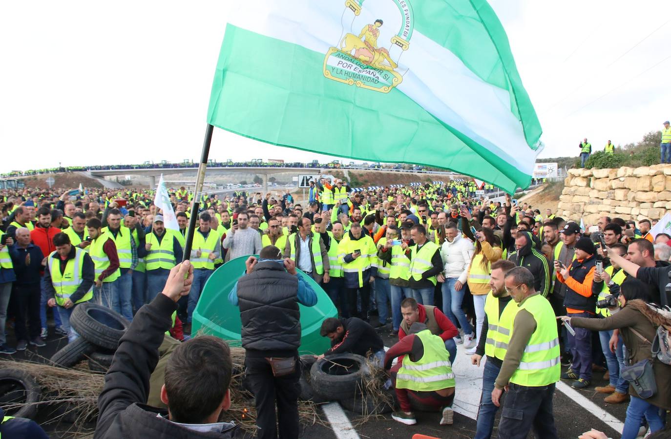 Miles de trabajadores del sector del olivar se han manifestado en toda la provincia de Jaén