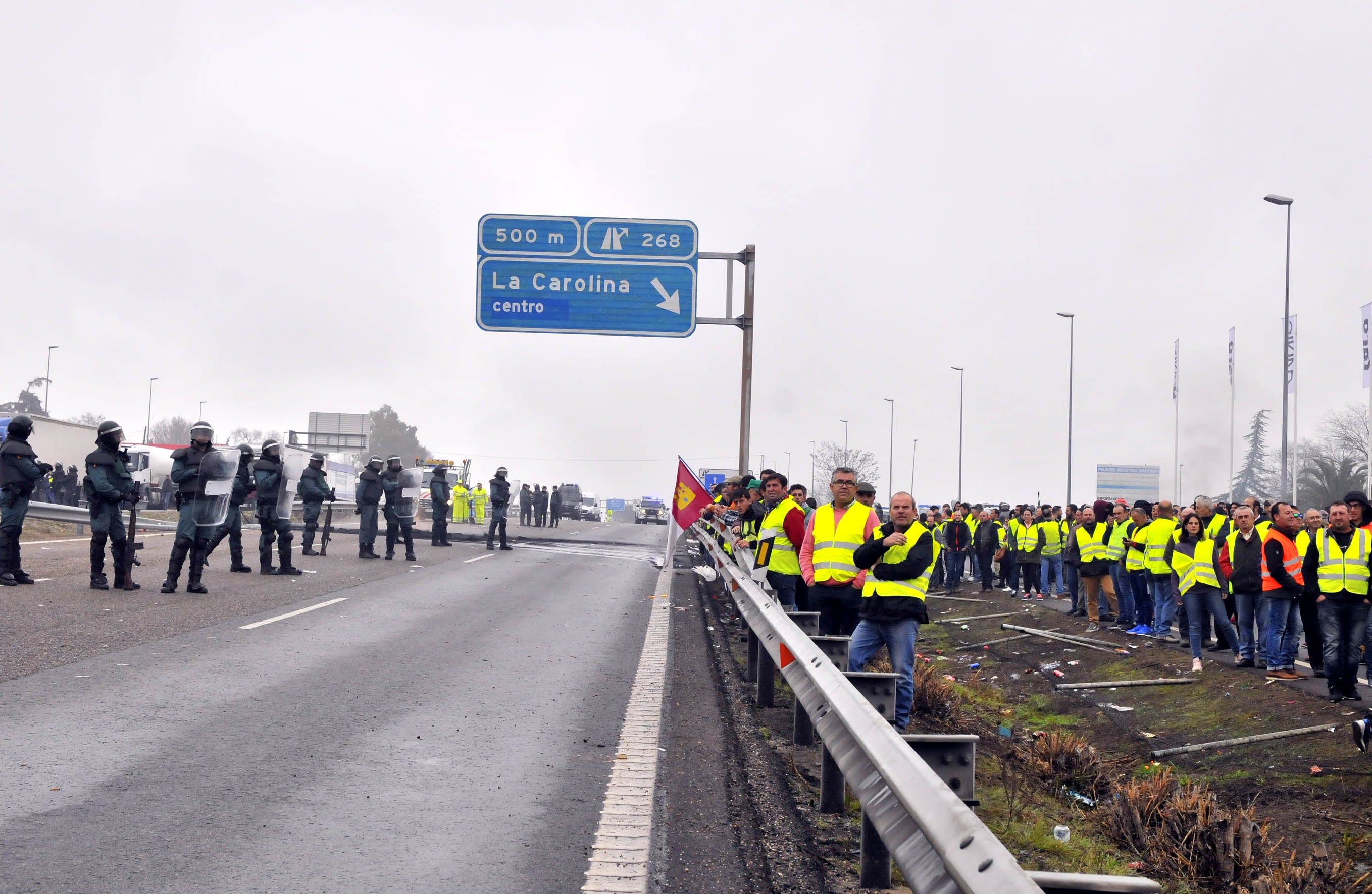 Miles de trabajadores del sector del olivar se han manifestado en toda la provincia de Jaén