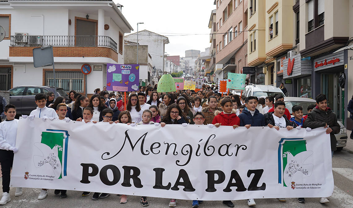 Alumnos de Mengíbar durante los actos del Día por la paz y la No Violencia.
