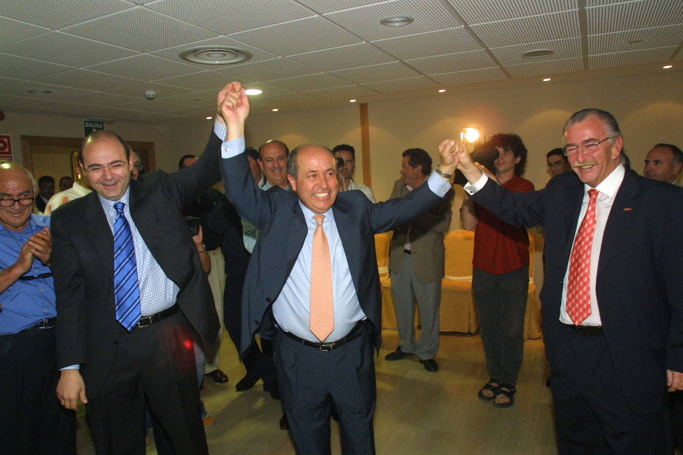 El candidato del PP a la alcaldía de Granada, José Torres Hurtado celebra con Sebastián Pérez y Juan de Dios Martínez Soriano la victoria conseguida que proclama alcalde a Hurtado