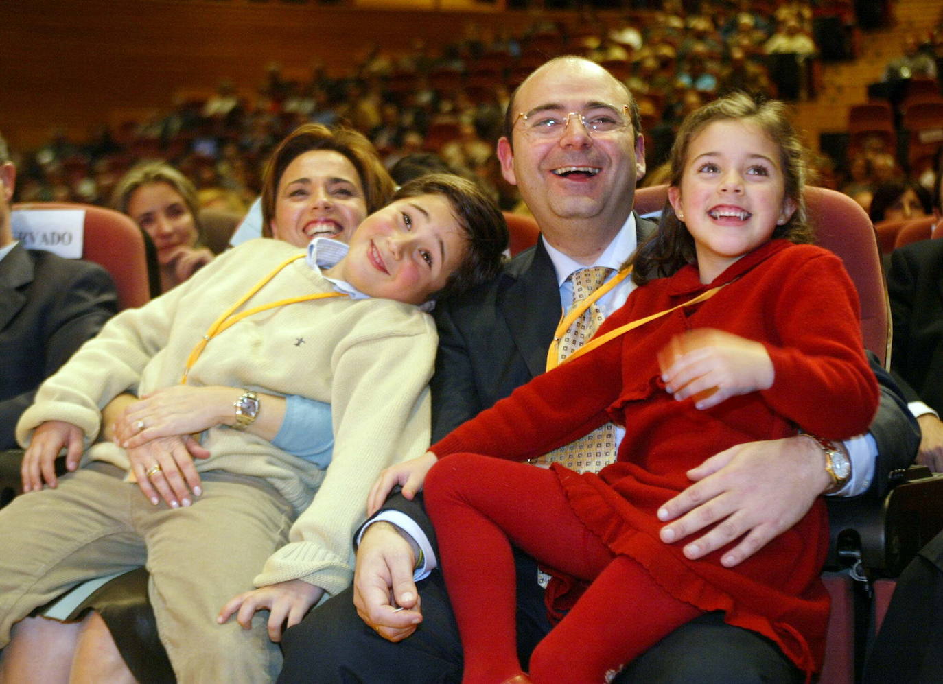 Sebastián Pérez sonríe junto a su mujer e hijos tras ser elegido presidente provincial del partido. Diciembre de 2004