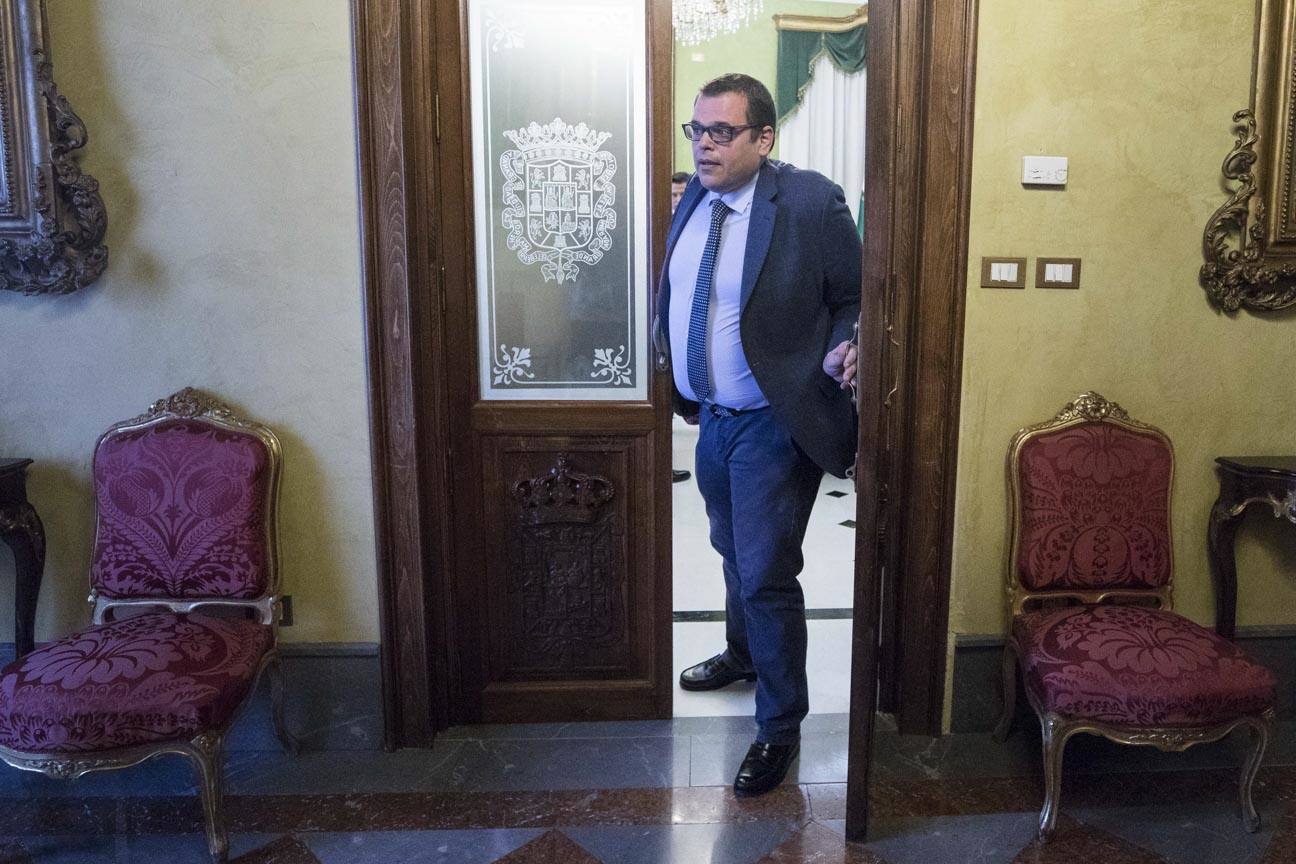 El mandatario popular ha anunciado su salida de la dirección del partido a nivel provincial en el pleno ordinario del Ayuntamiento de Granada 