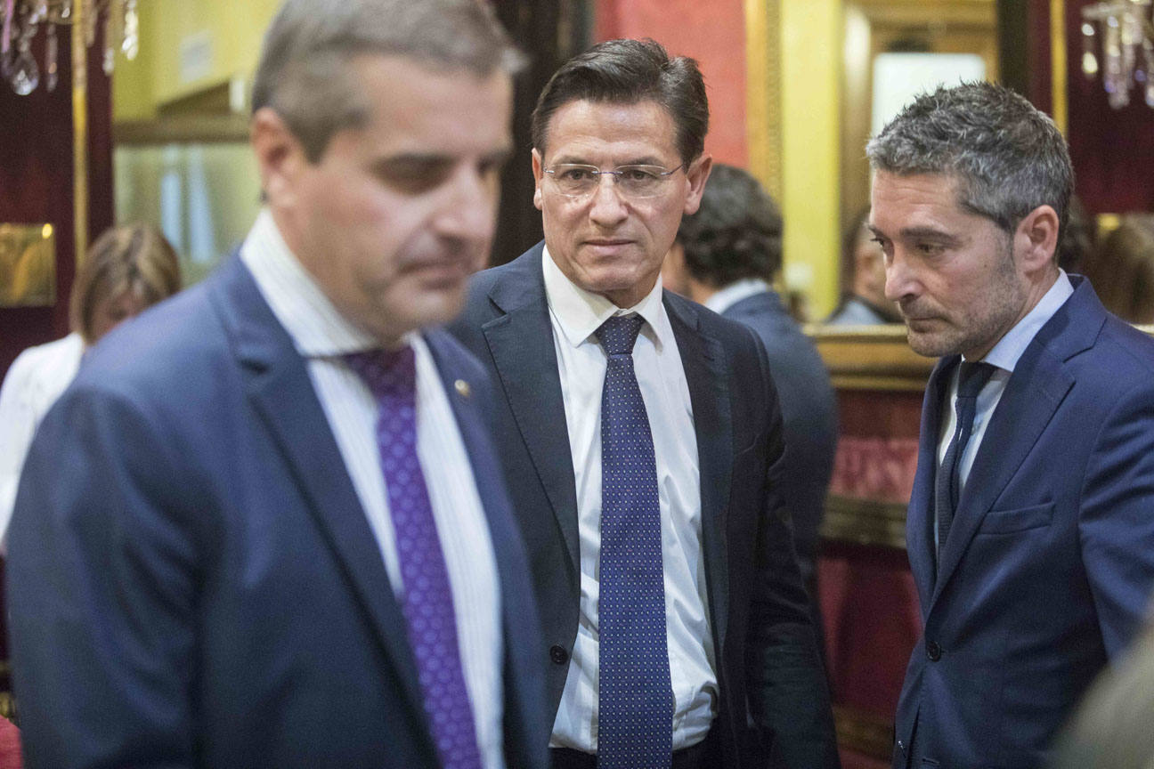 El mandatario popular ha anunciado su salida de la dirección del partido a nivel provincial en el pleno ordinario del Ayuntamiento de Granada 