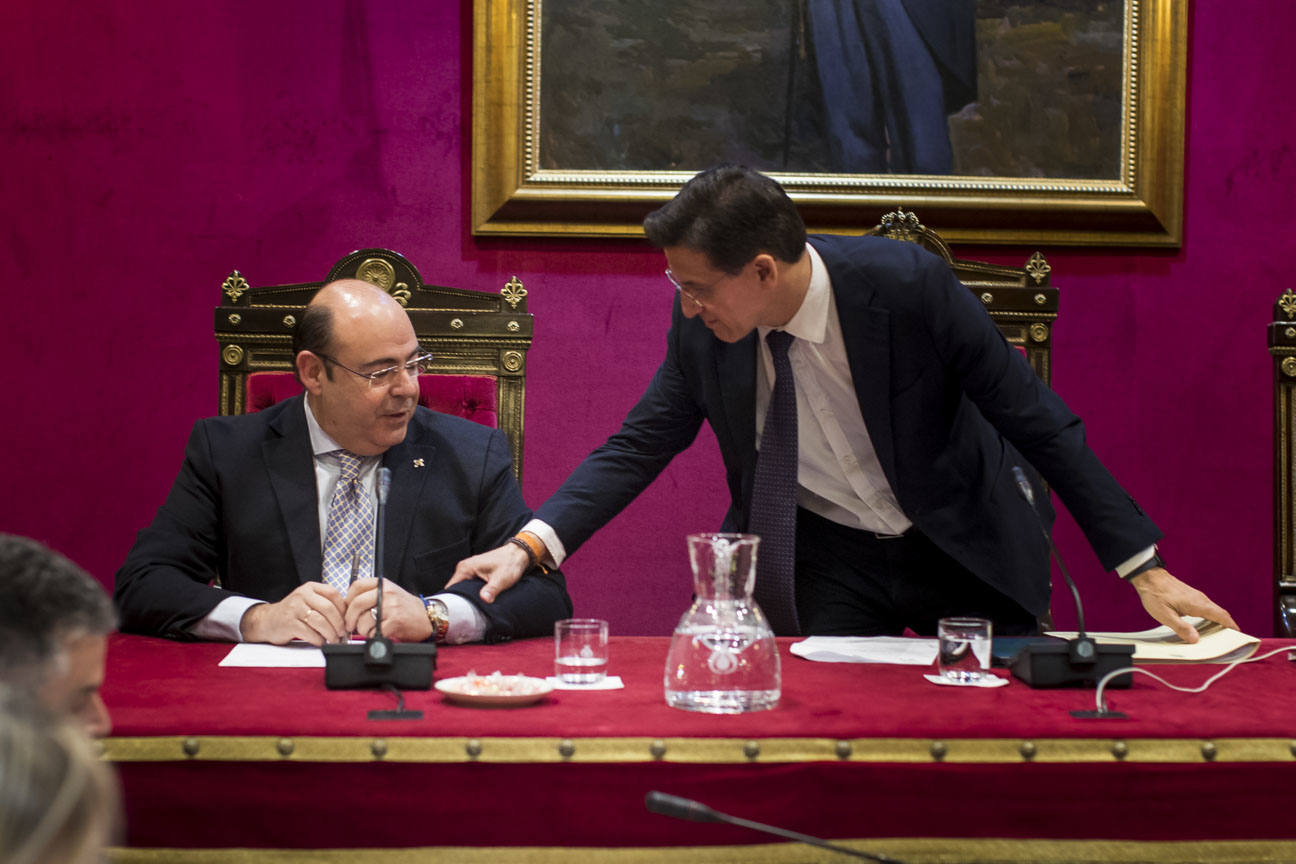 El mandatario popular ha anunciado su salida de la dirección del partido a nivel provincial en el pleno ordinario del Ayuntamiento de Granada 