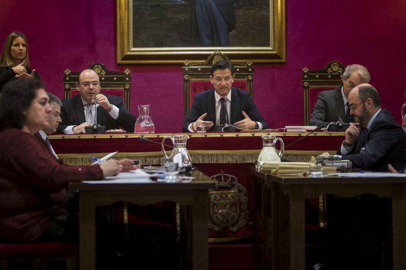 El mandatario popular ha anunciado su salida de la dirección del partido a nivel provincial en el pleno ordinario del Ayuntamiento de Granada 