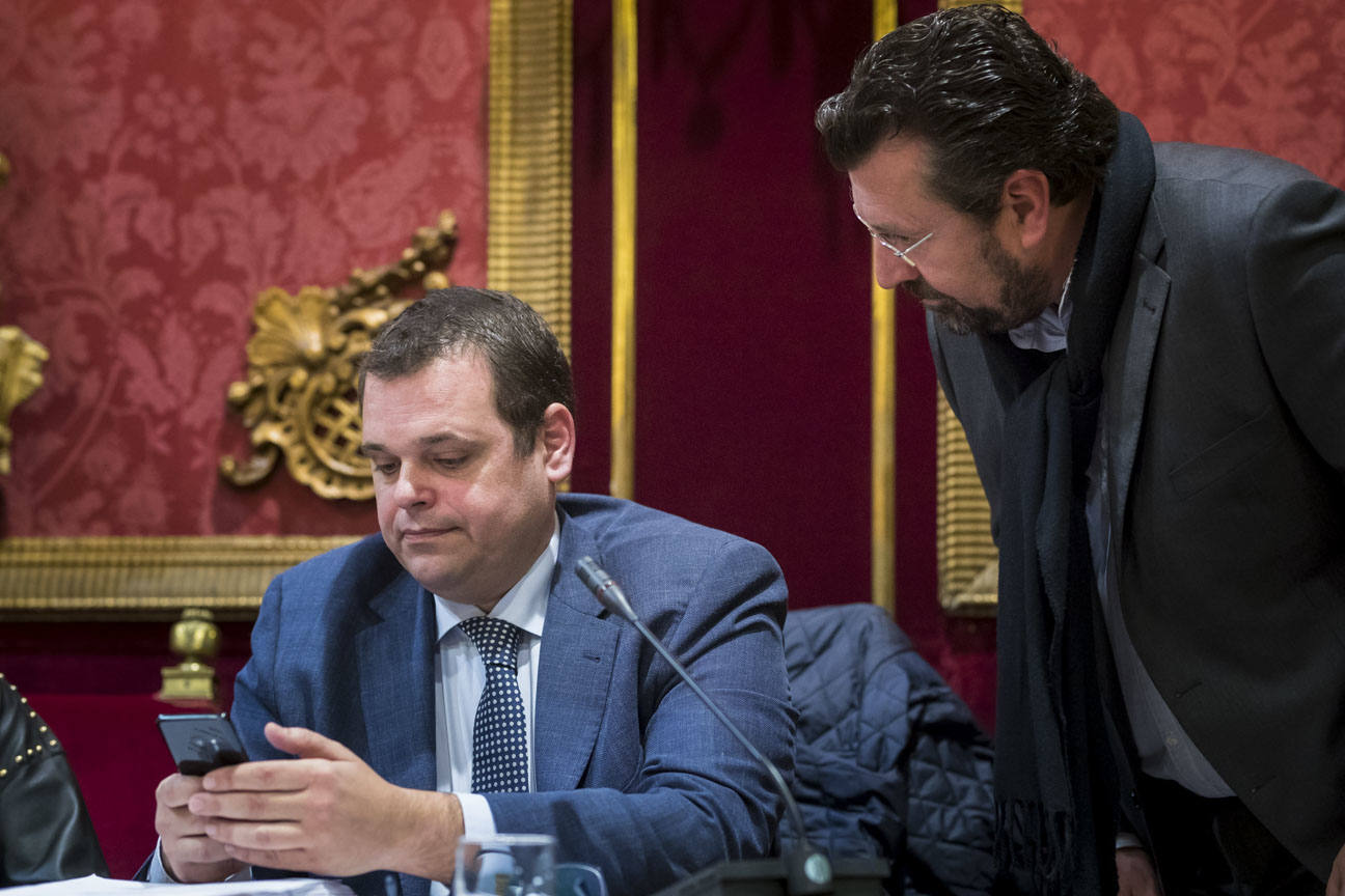 El mandatario popular ha anunciado su salida de la dirección del partido a nivel provincial en el pleno ordinario del Ayuntamiento de Granada 