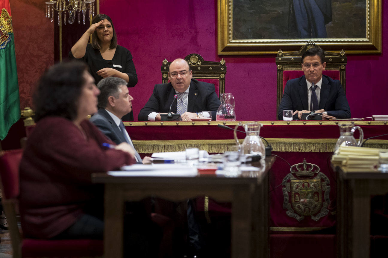 El mandatario popular ha anunciado su salida de la dirección del partido a nivel provincial en el pleno ordinario del Ayuntamiento de Granada 