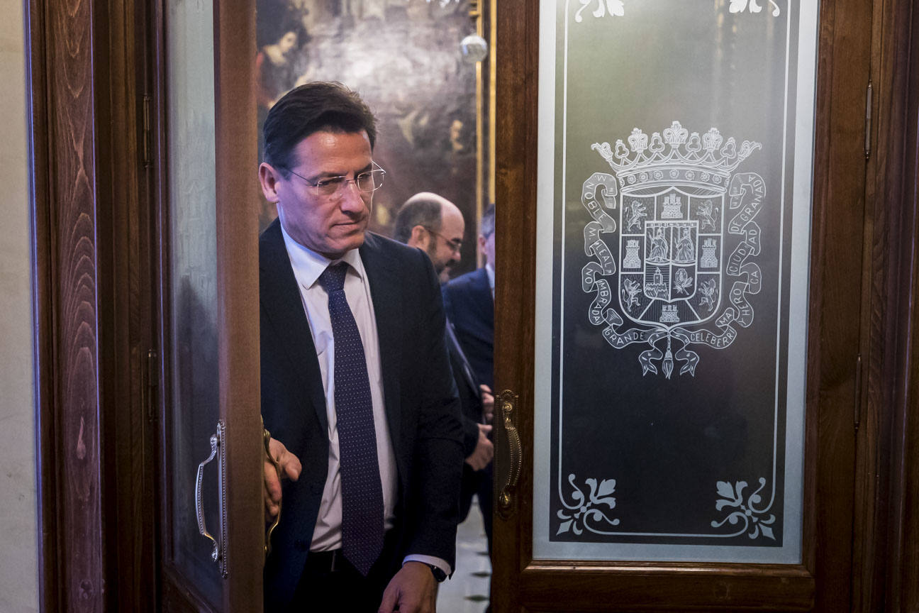 El mandatario popular ha anunciado su salida de la dirección del partido a nivel provincial en el pleno ordinario del Ayuntamiento de Granada 