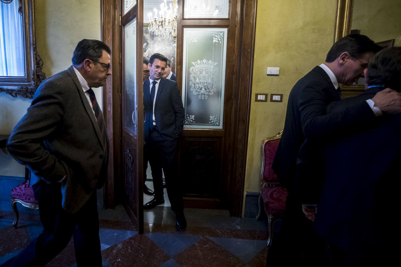 El mandatario popular ha anunciado su salida de la dirección del partido a nivel provincial en el pleno ordinario del Ayuntamiento de Granada 