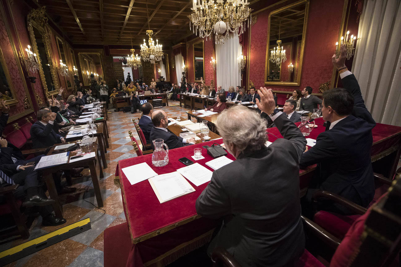 El mandatario popular ha anunciado su salida de la dirección del partido a nivel provincial en el pleno ordinario del Ayuntamiento de Granada 