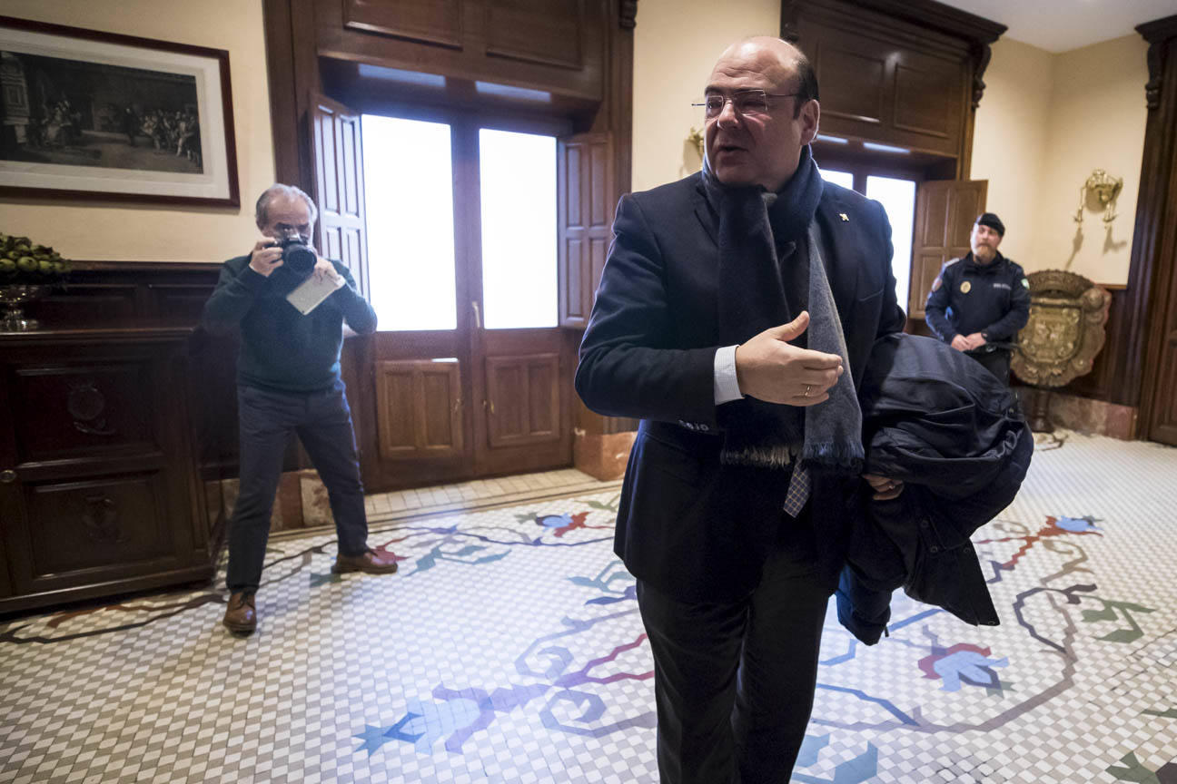 El mandatario popular ha anunciado su salida de la dirección del partido a nivel provincial en el pleno ordinario del Ayuntamiento de Granada 