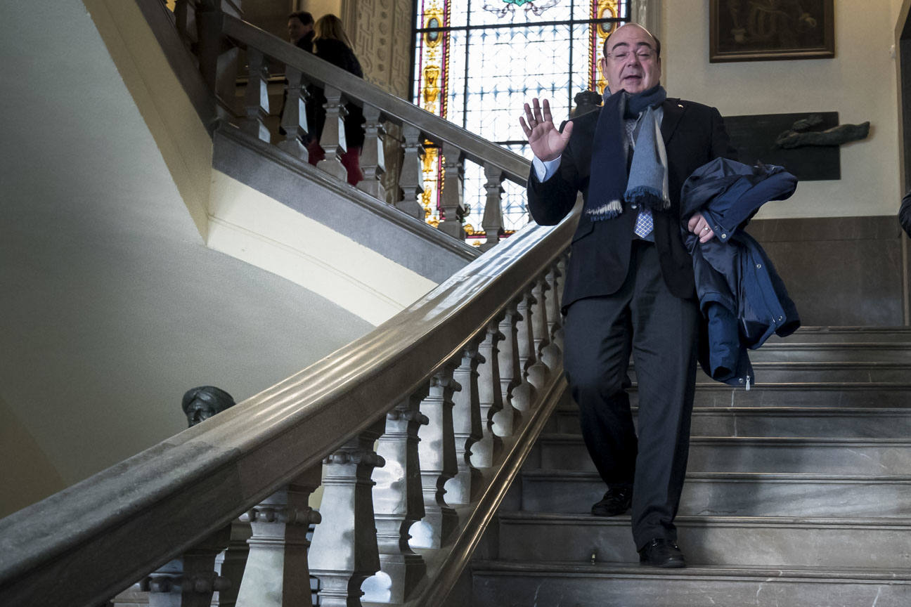 El mandatario popular ha anunciado su salida de la dirección del partido a nivel provincial en el pleno ordinario del Ayuntamiento de Granada 