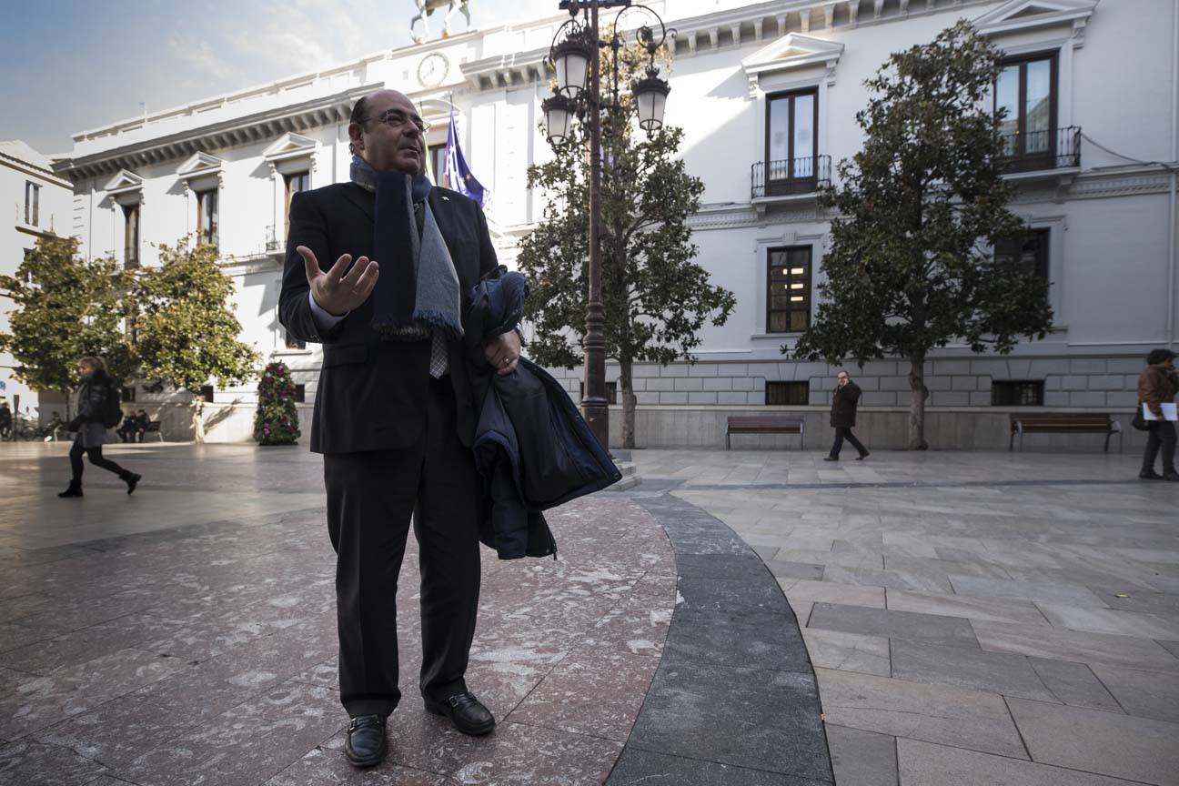 El mandatario popular ha anunciado su salida de la dirección del partido a nivel provincial en el pleno ordinario del Ayuntamiento de Granada 