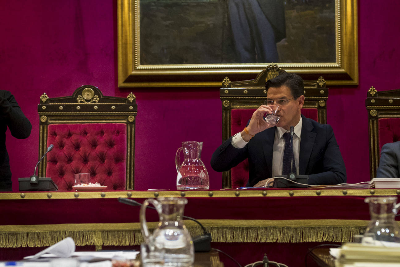 El mandatario popular ha anunciado su salida de la dirección del partido a nivel provincial en el pleno ordinario del Ayuntamiento de Granada 