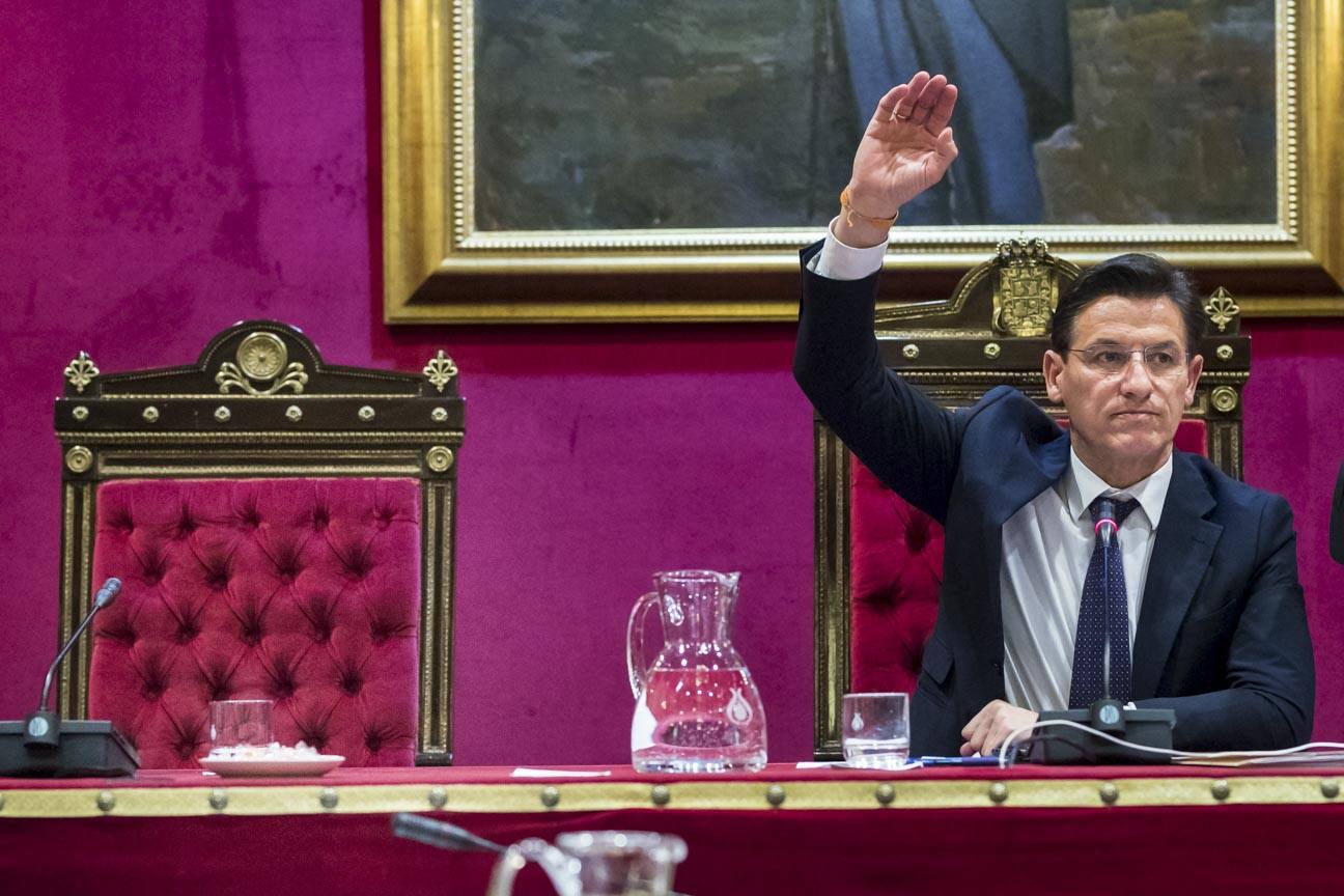 El mandatario popular ha anunciado su salida de la dirección del partido a nivel provincial en el pleno ordinario del Ayuntamiento de Granada 