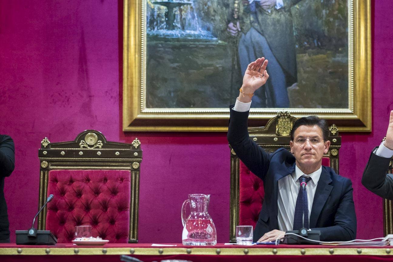 El mandatario popular ha anunciado su salida de la dirección del partido a nivel provincial en el pleno ordinario del Ayuntamiento de Granada 