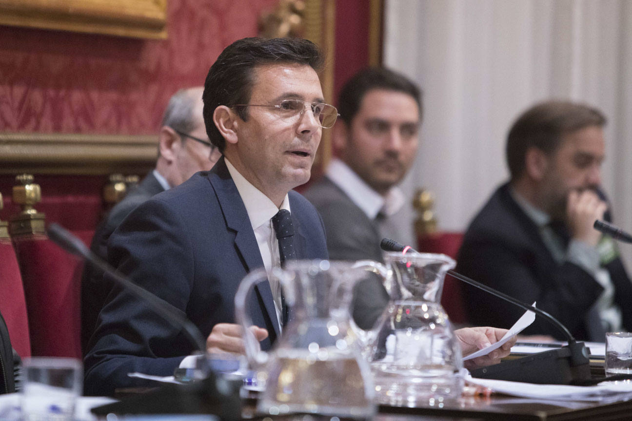 El mandatario popular ha anunciado su salida de la dirección del partido a nivel provincial en el pleno ordinario del Ayuntamiento de Granada 